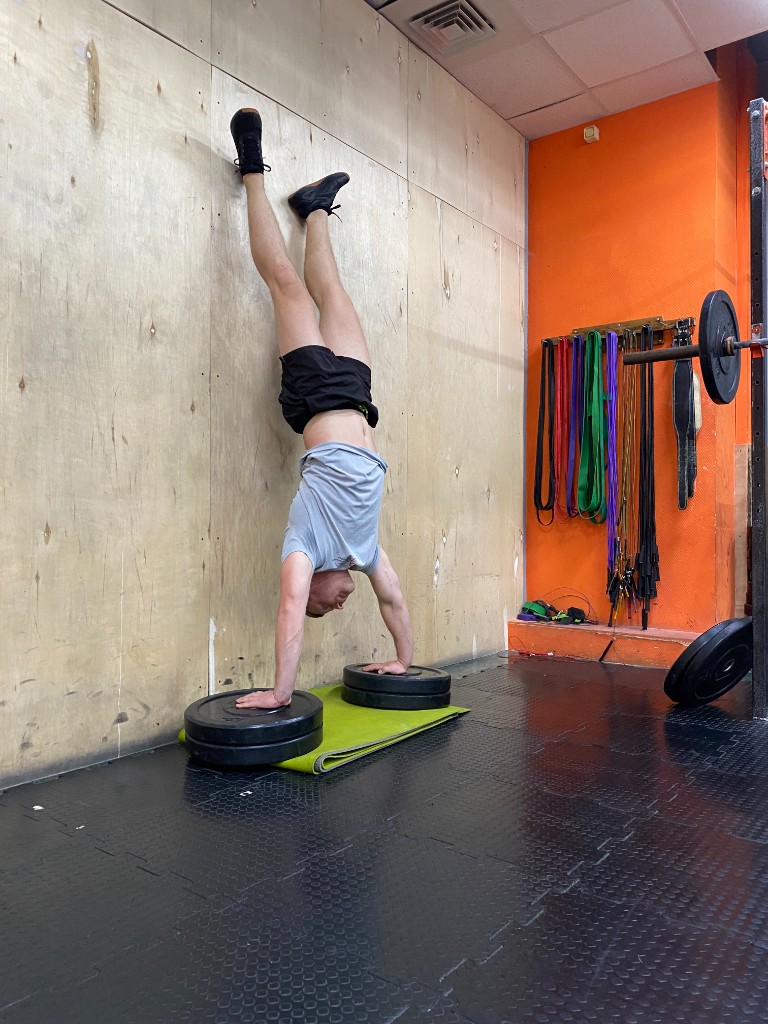 Стойка на руках во время тренировки